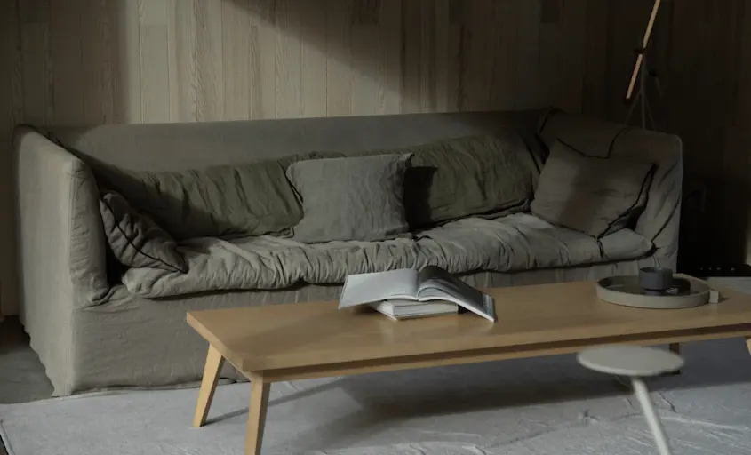 Un salon avec un sofa gris et une table de salon