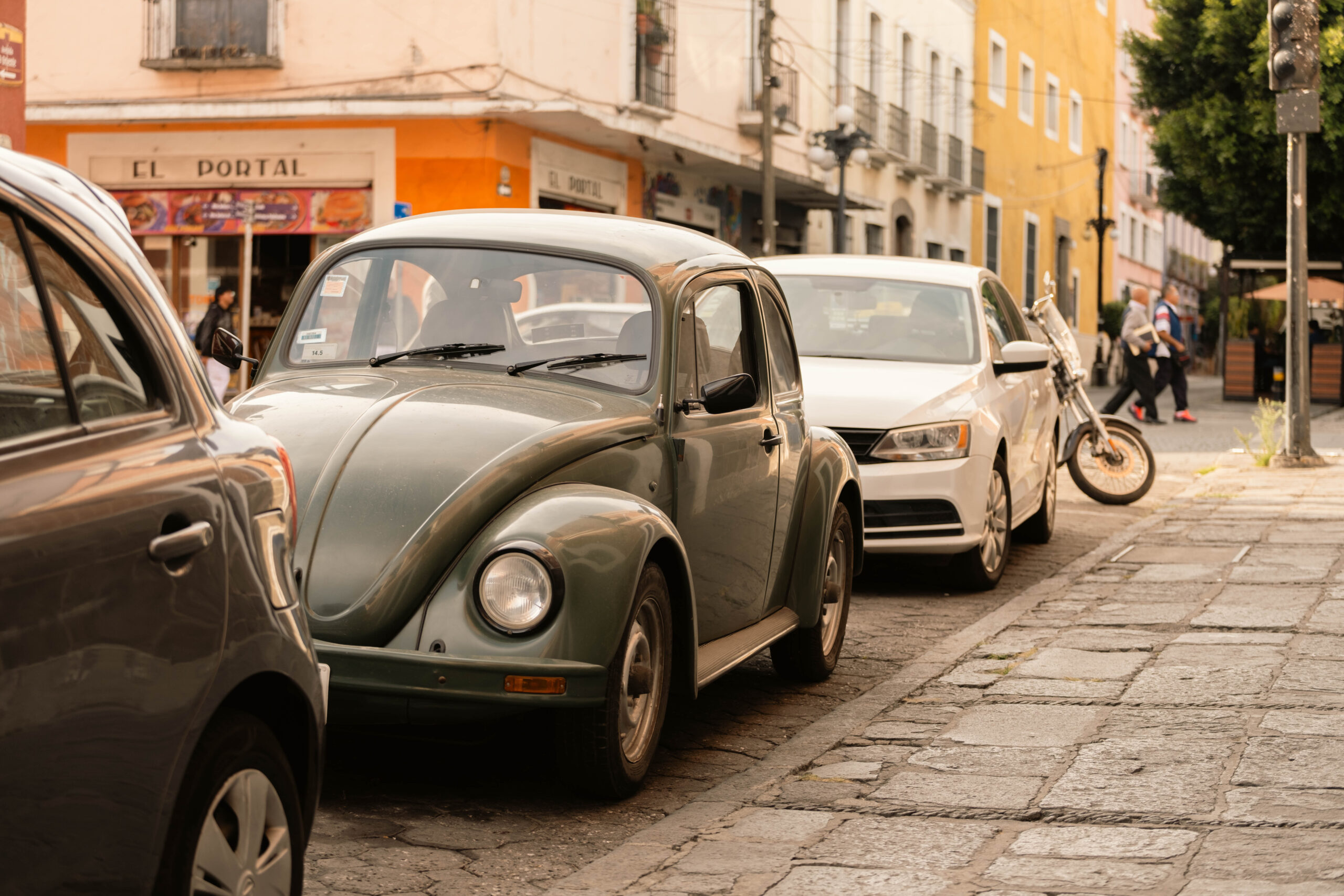 Une vieille voiture sur la rue