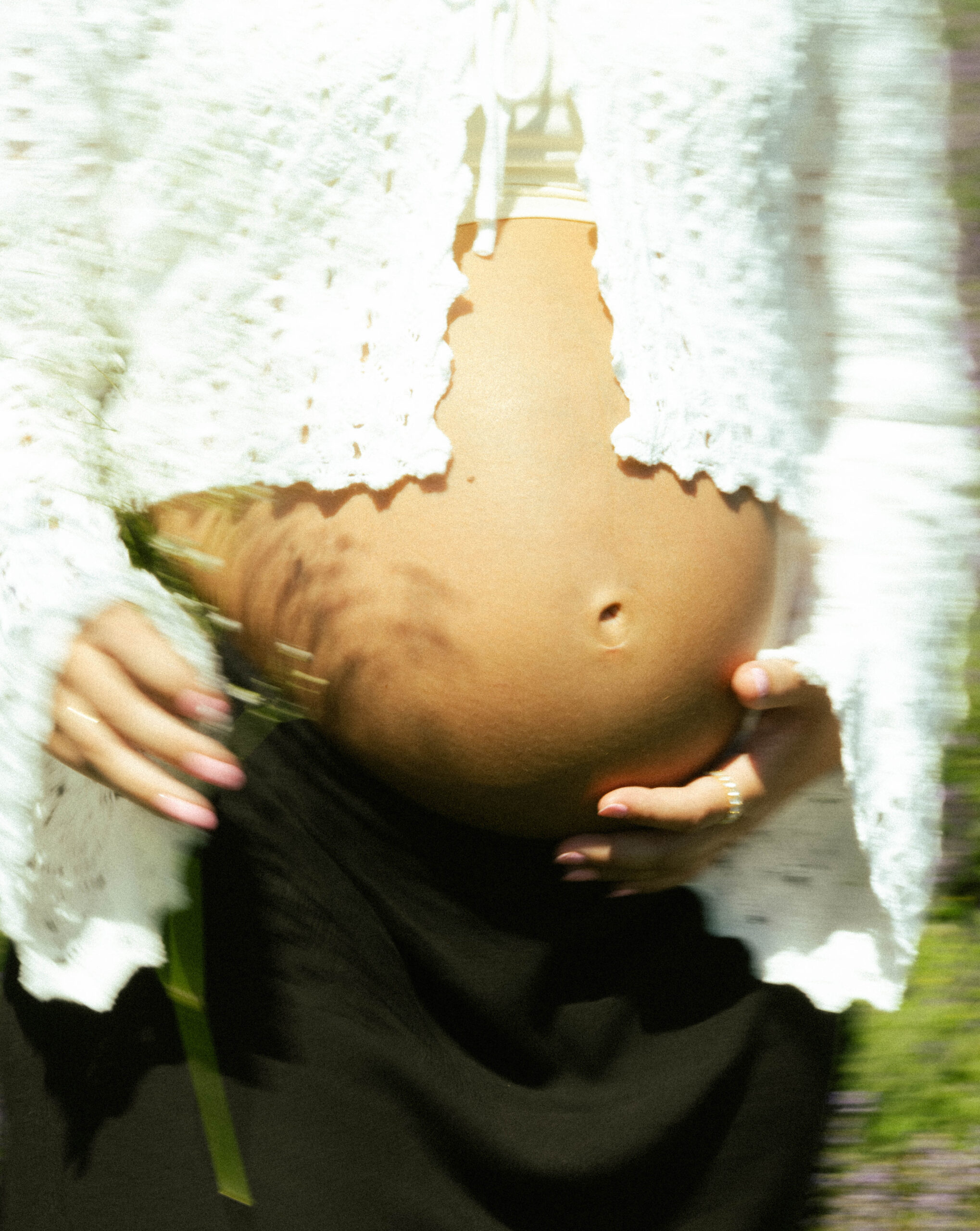 Femme enceinte avec fleurs à la main