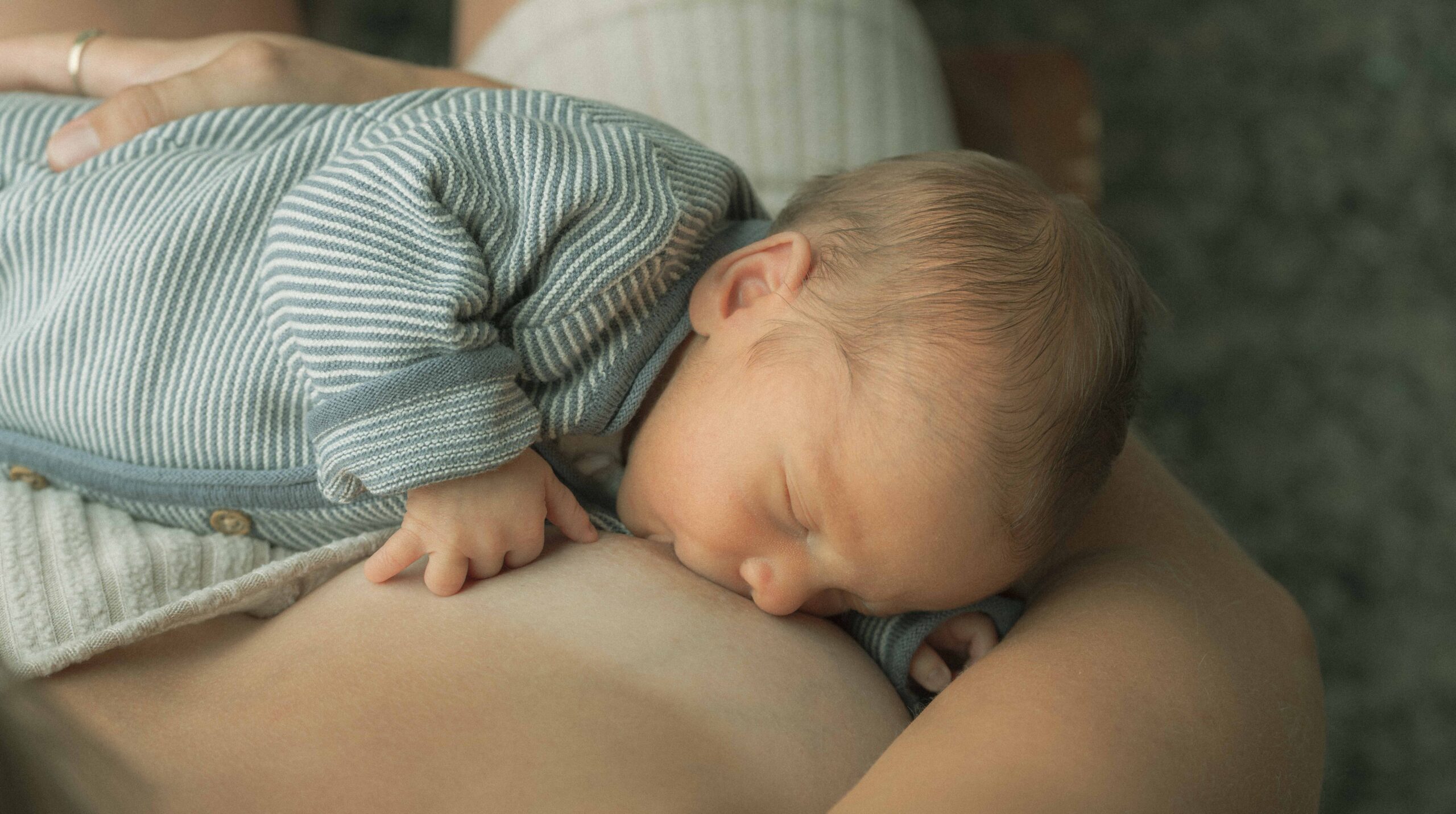 Un bébé durant l'allaitement