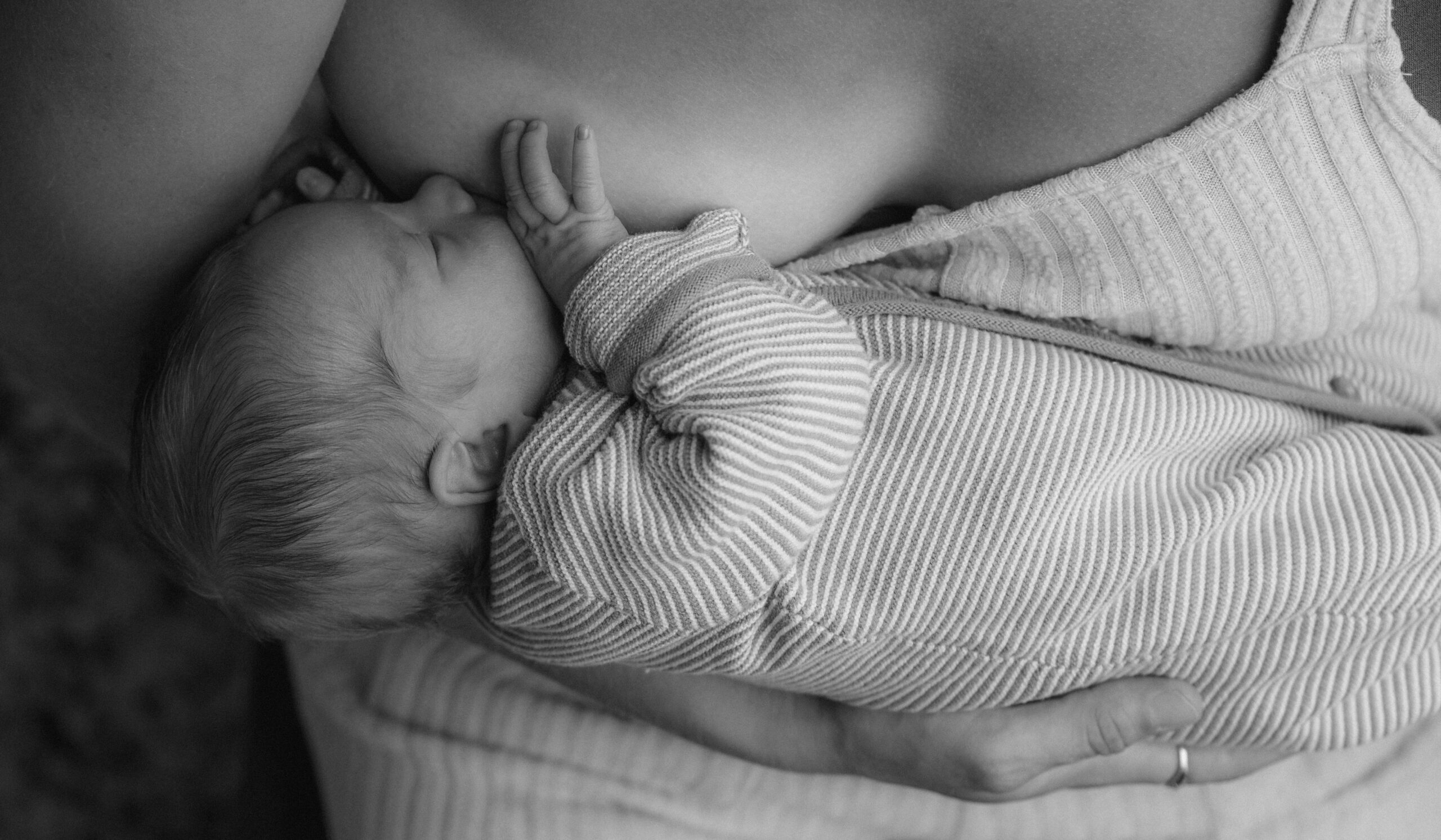 Une maman qui allaite son bébé